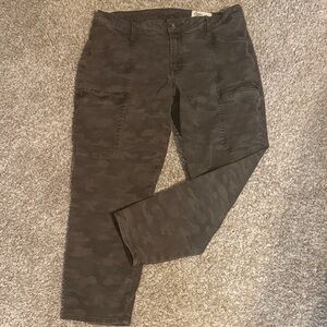 Camouflage womens cropped pants
